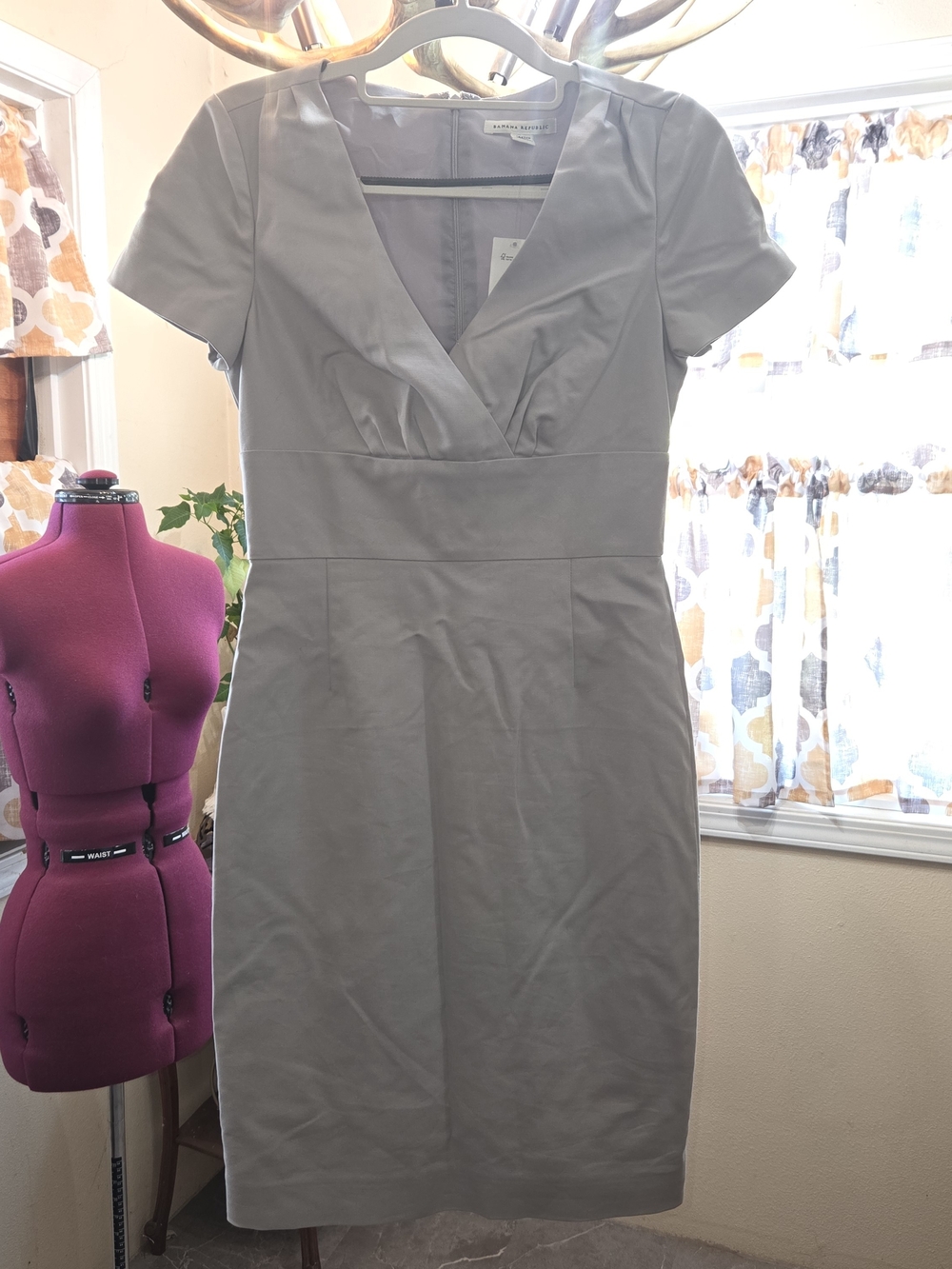 NWT, Banana Republic Gray Short-Sleeve V-Neck Stretch Sheath Dress Size 0. GGCP
